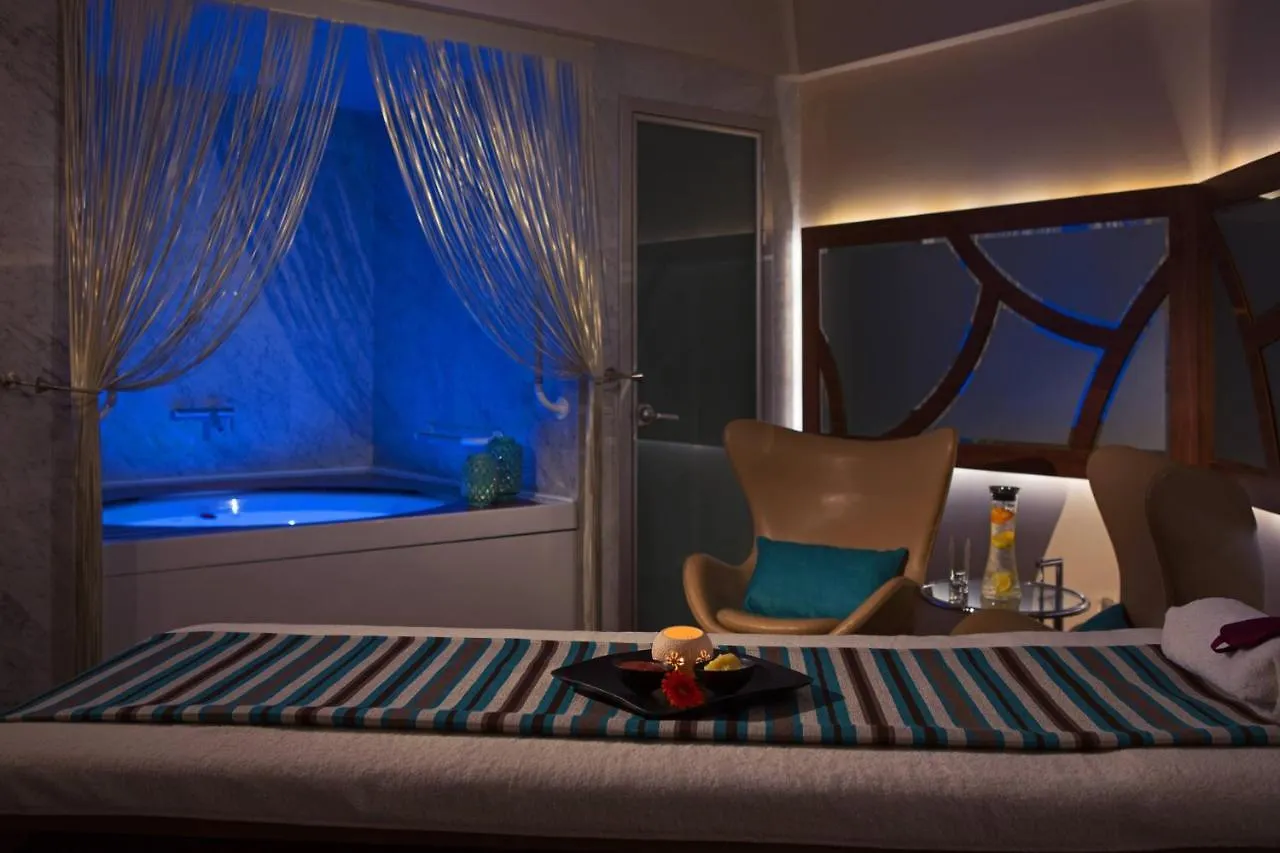 Renaissance Izmir Hotel 5*,